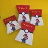 Bolsa de papel decorada con ilustración exclusiva de criaturas coleccionables.