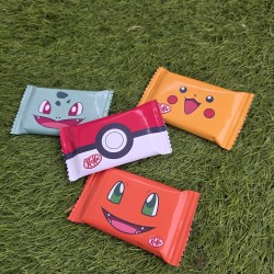 Diseño de personajes Pokémon en tonos pastel suaves para envoltorio de Kit Kat.
