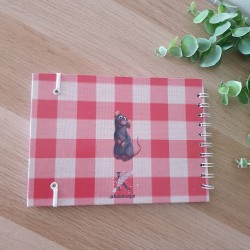 Libro de firmas con tapa dura e ilustración exclusiva del pequeño chef.