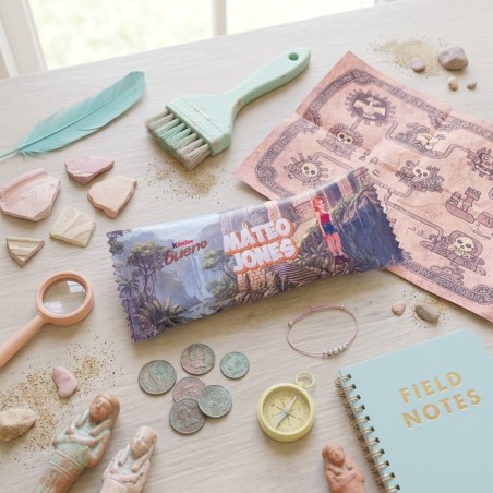 Kinder Bueno personalizado con temática de Tadeo Jones en tonos pastel.