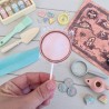 Piruleta personalizada con temática de lupa de Tadeo Jones en tonos pastel.