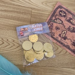 Diseño de mapa y monedas en tonos pastel suaves para bolsa de dulces.