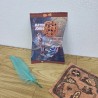 Diseño de Tadeo Jones y mapa en tonos pastel suaves para bolsa de galletas.