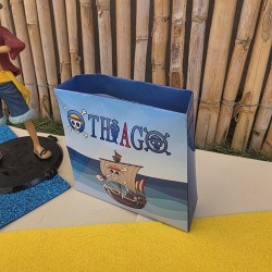 Bolsa de papel kraft con asa e ilustración exclusiva de la tripulación.