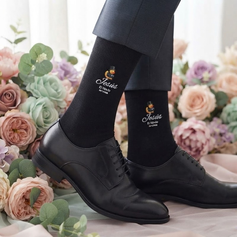 Calcetines negros de novio con divertido diseño de pato de goma.