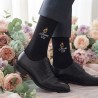 Calcetines negros de novio con divertido diseño de pato de goma.