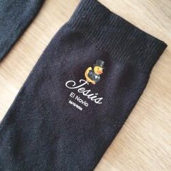 Calcetines formales con toque divertido para el día de la boda.