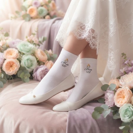 Calcetines blancos de novia con divertido diseño de pato de goma.