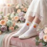 Calcetines blancos de novia con divertido diseño de patatas fritas.