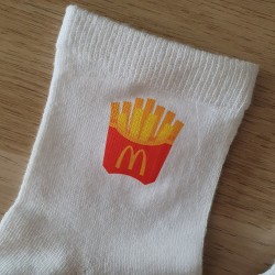 Estampado de patatas fritas en tonos pastel suaves sobre fondo blanco nupcial.