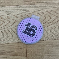 Detalle de tendencia y moda juvenil para cumpleaños de adolescentes, cuqui y chic.