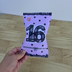 Snack decorado con lazos románticos para fiestas juveniles y mesas dulces.