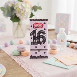 Tableta de chocolate de 125 gramos con diseño Coquette y tonos pastel.