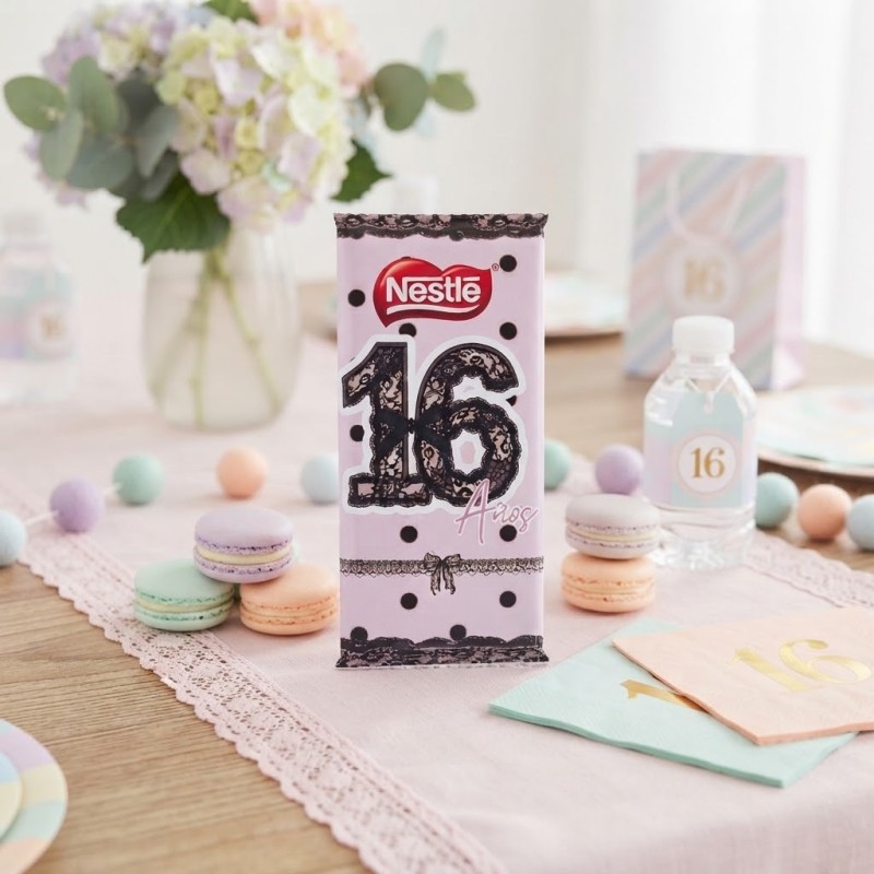 Tableta de chocolate de 125 gramos con diseño Coquette y tonos pastel.