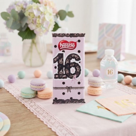Tableta de chocolate de 125 gramos con diseño Coquette y tonos pastel.