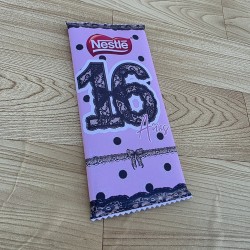 Diseño de envoltorio de chocolate con estética Coquette en tonos pastel suaves.