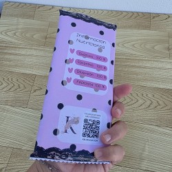 Tableta de chocolate con ilustración exclusiva de lazos y estilo chic.