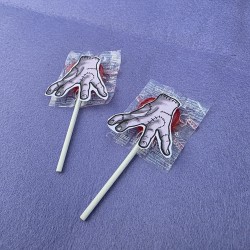 Diseño de tarjetón para piruleta con temática de Miércoles en tonos pastel.