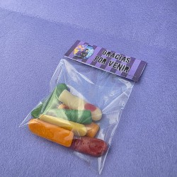 Diseño de bolsita de chuches con temática de Miércoles en tonos pastel.