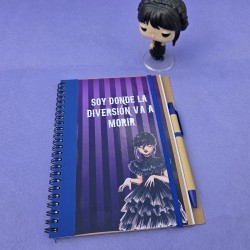 Detalle de papelería original para fiestas juveniles, cuqui y alternativo.