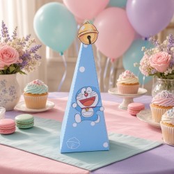 Caja pirámide para chuches con diseño de Doraemon y tonos pastel.