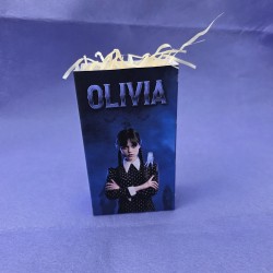 Diseño de bolsa para snacks con temática de Miércoles en tonos pastel.