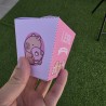 Caja de cartón plegada para pequeños regalos con estampados en tonos pastel.