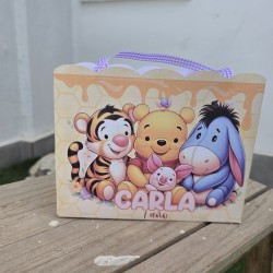 Diseño de bolsita con asas y temática clásica de Winnie the Pooh.