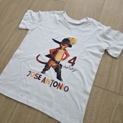 Diseño exclusivo de minino aventurero con sombrero y botas para cumple.