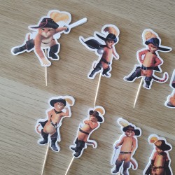 Diseño exclusivo de minino aventurero en miniatura para mesas dulces.