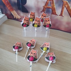 Chupa Chups personalizado del Gato con Botas por Kalukuqui en tonos pastel.