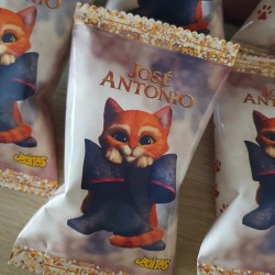 Diseño de packaging para aperitivos con la imagen del minino aventurero.