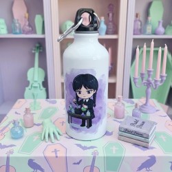 Botella de agua reutilizable de Miércoles Addams por Kalukuqui en tonos pastel.