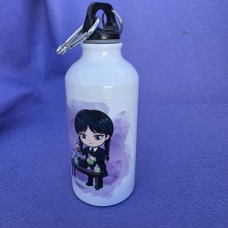 Diseño de botella con temática inspirada en la famosa familia Addams.