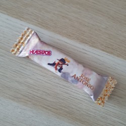 Detalle de snack de barquillo con temática de cuento para cumpleaños infantiles.