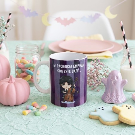 Taza de cerámica de Miércoles Addams por Kalukuqui en tonos pastel.