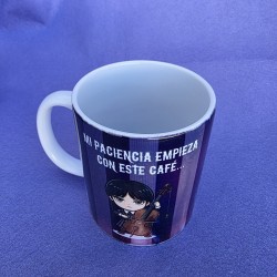 Diseño de taza con temática inspirada en la misteriosa protagonista.