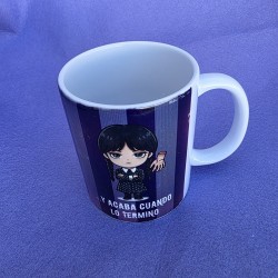 Taza de cerámica blanca con ilustración exclusiva de personaje dark suave.