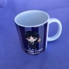 Taza de cerámica blanca con ilustración exclusiva de personaje dark suave.