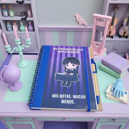 Set de cuaderno A5 y bolígrafo de Miércoles Addams escritora por Kalukuqui en tonos pastel.