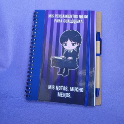 Detalle de papelería gótica y adorable para apuntes, diarios y notas escolares.
