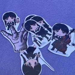 Detalle de papelería gótica y adorable para personalizar accesorios y cuadernos.
