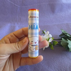Diseño de packaging para tubo de dulces con la imagen del perrito de Sanrio.