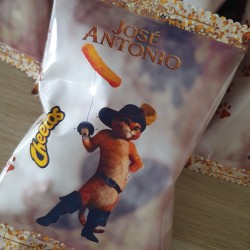 Diseño de packaging para aperitivos crujientes con la imagen del minino aventurero.