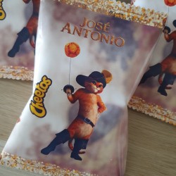 Diseño de packaging para aperitivos redondos con la imagen del minino aventurero.