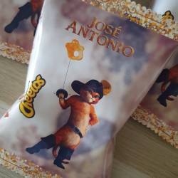 Diseño de packaging para aperitivos variados con la imagen del minino aventurero.