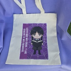 Diseño de bolsa shopper con temática inspirada en la misteriosa familia Addams.