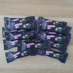 Diseño de packaging para chocolatina con la imagen de los personajes de Among Us.