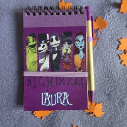 Set de papelería con libreta de bolsillo y bolígrafo con estética gótica de Halloween Town.