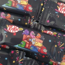 Diseño de packaging para dulce de chocolate con la imagen de los personajes de Among Us